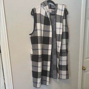 Max Studio Black and White Textured Garment